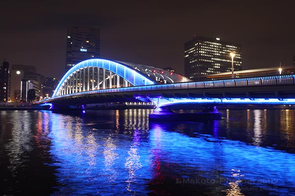 ブルーがひときわ映える永代橋のライトアップ全景