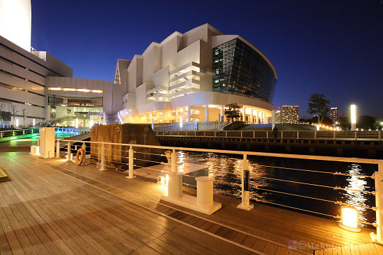 パシフィコ横浜 国立大ホール（北西）方向の夜景を望む