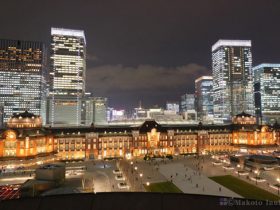 東京駅前広場・JPタワー（東南東）方向の夜景を望む