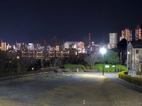 公園北側の入口より橋本（南）方向の夜景を望む