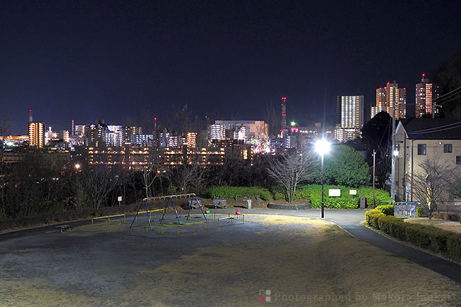 公園北側の入口より橋本（南）方向の夜景を望む