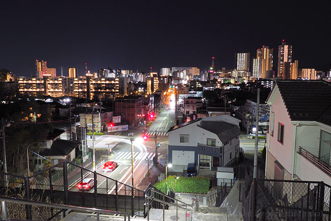 公園南側の階段付近から橋本駅（南）方向の夜景を望む