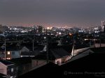 横川町（東）方向の住宅街夜景を望む