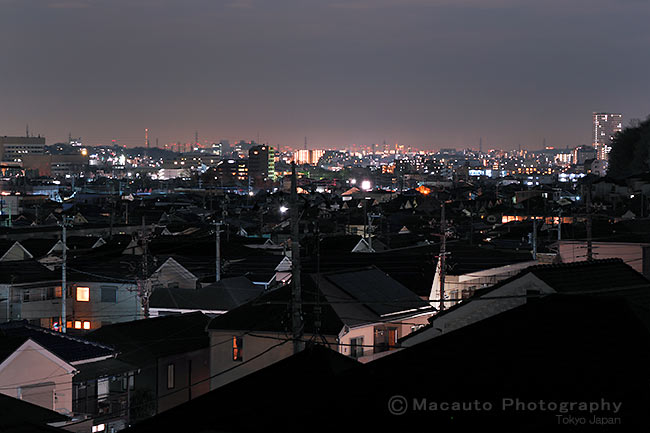 横川町（東）方向の住宅街夜景を望む