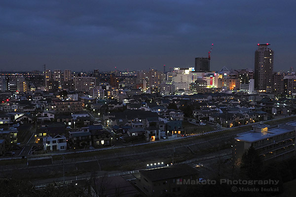 関戸・府中(北)方向の夜景を望む