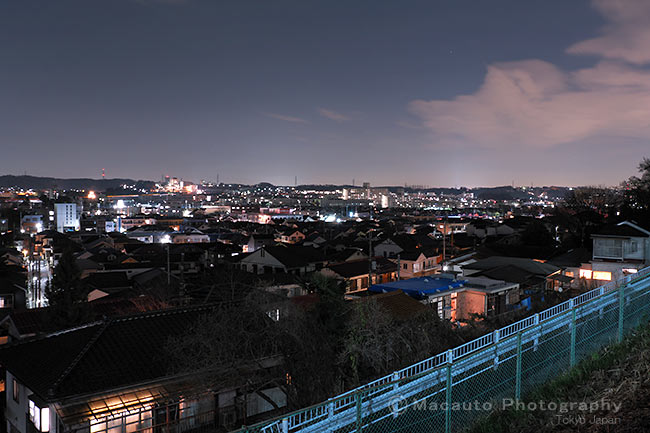 横川町の住宅街（北東）方向の夜景を望む