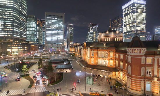 東京駅・丸の内駅前広場（北）方向の夜景を望む