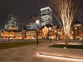 東京駅中央玄関（北東）方向の夜景を望む