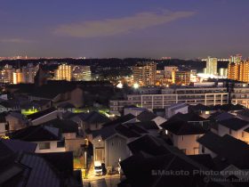 若葉台パークヒルズ・丘の手の住宅街（東）方向の夜景を望む