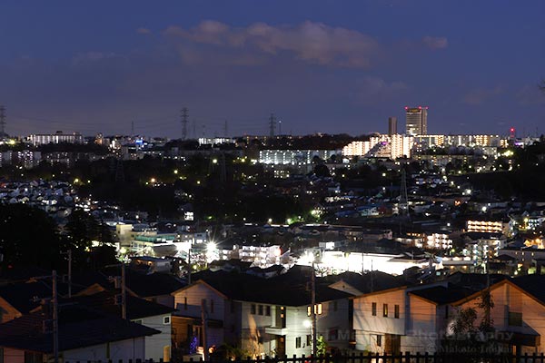 東中野の住宅街（南東）方向の夜景を望む