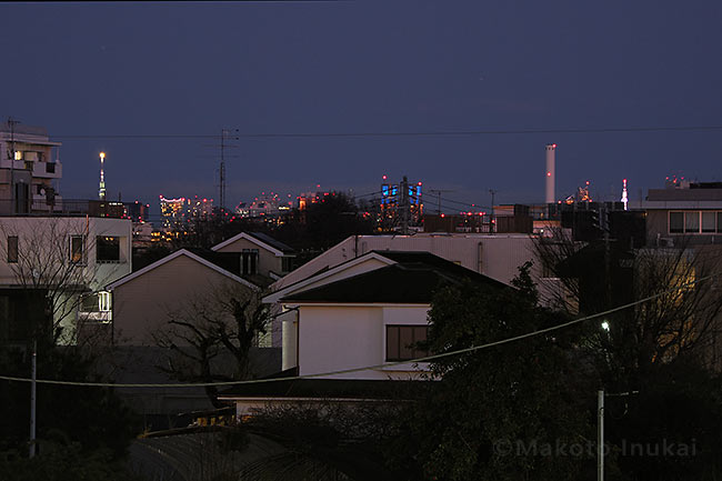 東京スカイツリーと東京タワー（東）方向の夜景を望遠で捉える